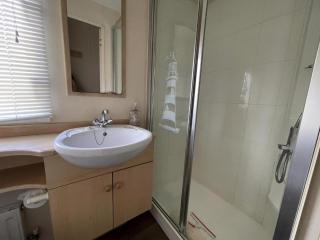 Superb 6 Berth Caravan At St Osyth Beach Holiday Park In Essex Ref 28062Fv - Clacton-on-Sea - 4