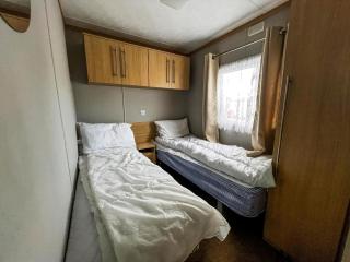 Superb 6 Berth Caravan With Decking At Seawick Holiday Park, Essex Ref 27009Mv - Clacton-on-Sea - 1
