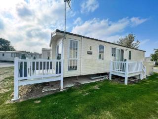 Lovely Caravan With Decking At St Osyth Beach, Essex Ref 28044Dw - Clacton-on-Sea - 0