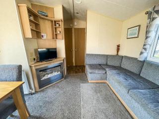 Lovely 8 Berth Caravan With Decking At Breydon Water Holiday Park Ref 10035Rp - Belton - 3