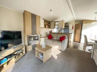 Caravan With Decking And Free Wifi At Seawick Holiday Park Ref 27214Sw - Clacton-on-Sea - 1