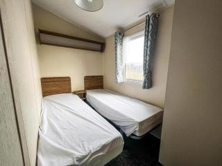 Lovely Caravan With Decking On California Cliffs Holiday Park Ref 50045C - Great Yarmouth - 5