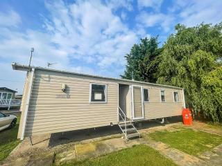 Lovely Caravan With Free Wifi At Steeple Bay Holiday Park Ref 36058B - Southminster - 0