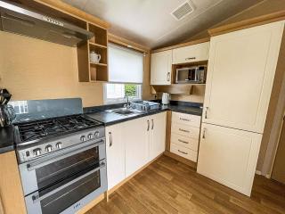 Lovely Caravan To Hire At Breydon Water Holiday Park In Norfolk Ref 10025Cw - Belton - 3