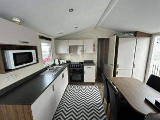 Caravan With Large Decking At Coopers Beach Holiday Park Ref 49012Sv - East Mersea - 1
