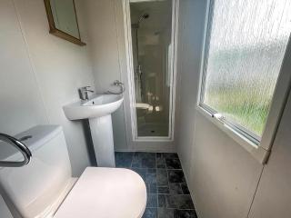 Great 8 Berth Caravan At Seawick Holiday Park, Clacton-On-Sea Ref 27053R - Clacton-on-Sea - 4