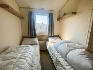 Homely 8 Berth Caravan In Essex, At Steeple Bay Ref 36046E - 3