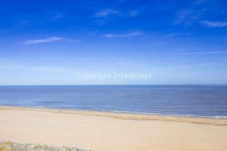 Homely 6 Berth Caravan For Hire By The Beach At California Cliffs Ref 50006F - Great Yarmouth - 7