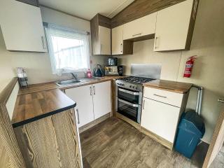 Superb Caravan With Free Wifi At Seawick Holiday Park Ref 27922Sw - 2