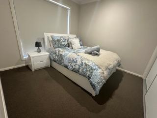 Quiet Comfort for Relaxing Stays - Point Cook - 4