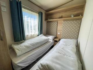 8 Berth Caravan For Hire At St Osyth Beach Holiday Park In Essex Ref 28013Fi - Clacton-on-Sea - 2