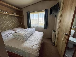 8 Berth Caravan For Hire At St Osyth Beach Holiday Park In Essex Ref 28013Fi - Clacton-on-Sea - 1