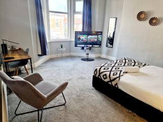 West Beck House Newcastle - Spacious Double Room - 9