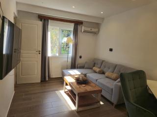 Garden Serenity House - Jacuzzi - 24hr check in - 10m from Airport - Desk - Floor Heating - Koropi - 5