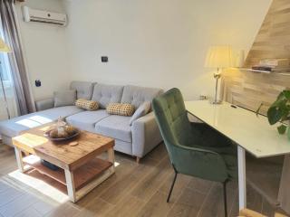 Garden Serenity House - Jacuzzi - 24hr check in - 10m from Airport - Desk - Floor Heating - Koropi - 0