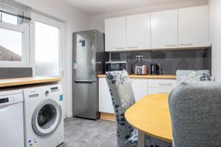 3 Bed House Sleeps 6 - Free Parking -Tv & Wi-Fi - 3