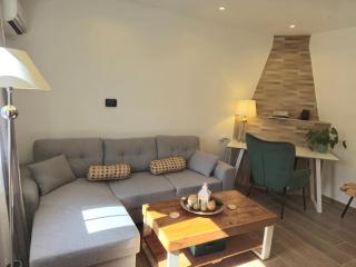 TopHill Gardens House - Shared Pool - Jacuzzi - 24hrs check in - 10m from Airport - Koropi - 7