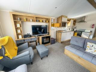 Wonderful 6 Berth Caravan At Breydon Water Holiday Park In Norfolk Ref 10002Sw - Belton - 1