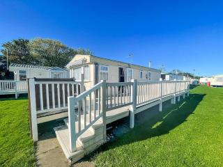 Fantastic 4 Berth Caravan In Skegness With Private Hot Tub Ref 96023H - Skegness - 0