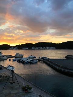 Moderne Rorbu helt i sjøkanten - 2