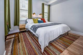 OTR, 1 Block to TQL, Cali King Bed, Sleeps 4ppl, Free Light Rail, 58in TVs - 4