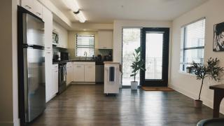 Private Room with Pool & Gym Access Near Old Town - 3