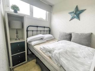 Lovely 4 Berth Chalet At Cedar Springs Park In Heacham, Norfolk Ref 92031Cs - Heacham - 1