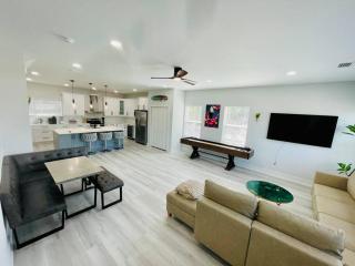 Large Townhouse Central To Everything In Tampa, Sleeps 8 - 9