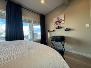 1BR Suite with Patio, Full Kitchen & Free Parking - 4