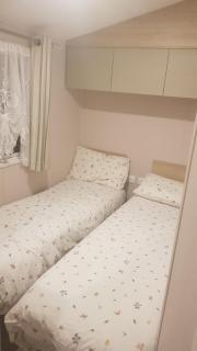 PET FREE family mobile Home sleeps 8 with large secured decking Sea wick holiday park - 9
