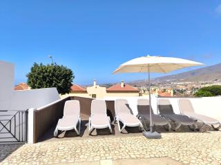 BEAUTIFUL VILLA - 4 bedrooms, heated pool, fibre net, 2 priv car park places, tv channels - Adeje - 4