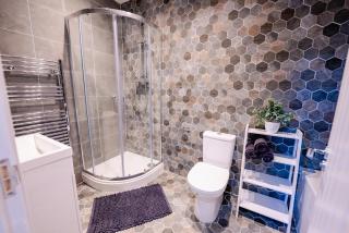 LUXURY SPACIOUS 2-BED & High Ceiling - 3