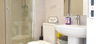 MPL Ensuites with kitchenettes Suites - Leeds City - Netflix & WIFI- First Direct & 02 Arena- LGI Hospital & Uni 5 Mins - Leeds - 7