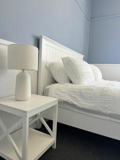 Penguin Paradise Beach House - Cooee - 5