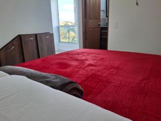 Acogedor Apartamento de 3 dormitorios con baños privados - Guatapé Antioquia - 9