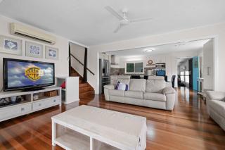 Manta Ray on the Beach - 0