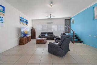 Manta Ray on the Beach - 6