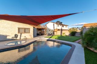 Fun 5 bedroom home by strip, pool, putting green, and games - Las Vegas - 7