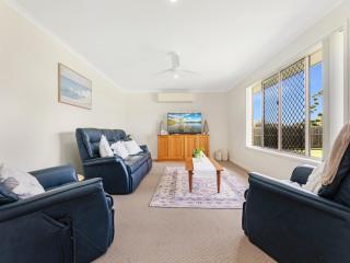 Spacious 4-Bed Home with Alfresco BBQ Area - Kawungan - 9