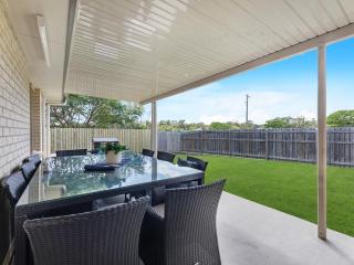 Spacious 4-Bed Home with Alfresco BBQ Area - Kawungan - 4