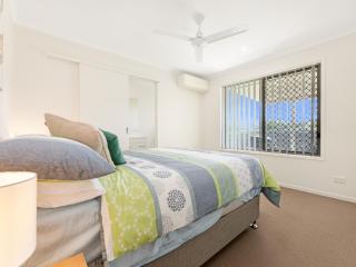 Spacious 4-Bed Home with Alfresco BBQ Area - 7