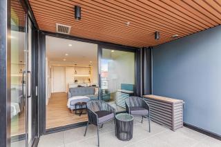 Stylish Apt with Balcony and Full Amenities - Auckland - 5