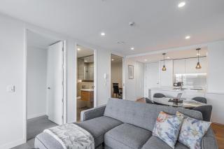 Stylish Apt with Balcony and Full Amenities - Auckland - 3