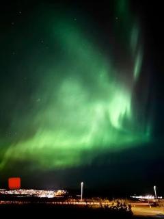 Cosy private home with a jacuzzi on a private deck, close to Airport - Njarðvík - 1