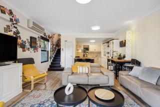 Spacious 3-Level Townhouse with Pool in Northbridge - Perth - 6