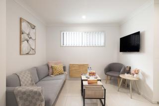 Smart Suites Self Check-in Apartments - Freney Park - 4
