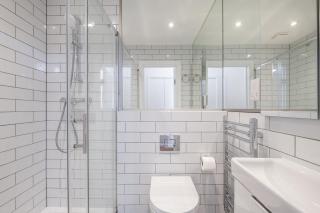 Luxury 4 Bedroom Flat with Stunning Shard View from Terrace in Central London! Next to station, Sleeps 9 - 8