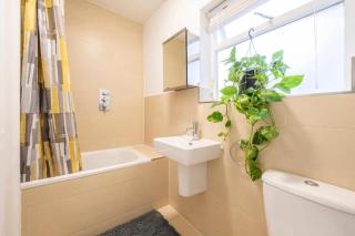 Luxury 4 Bedroom Flat with Stunning Shard View from Terrace in Central London! Next to station, Sleeps 9 - 6