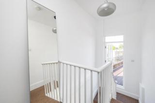Luxury 4 Bedroom Flat with Stunning Shard View from Terrace in Central London! Next to station, Sleeps 9 - 5