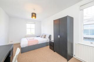 Luxury 4 Bedroom Flat with Stunning Shard View from Terrace in Central London! Next to station, Sleeps 9 - 1